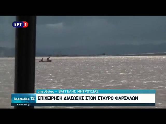 Δραματική διάσωση με σκάφος ηλικιωμένου σε πλημμυρισμένο δρόμο (video)
