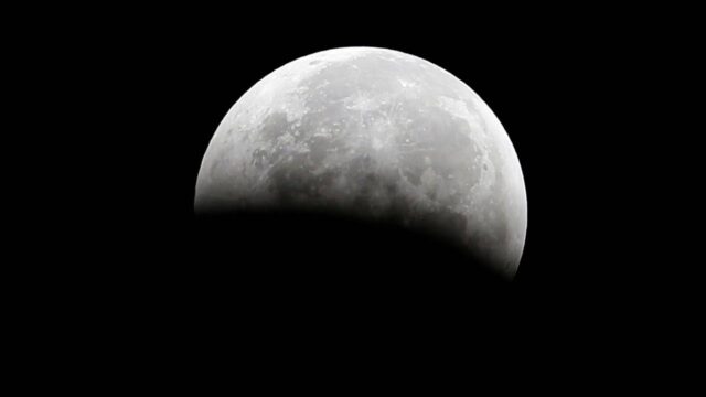 NASA: Βρέθηκε νερό στην φωτεινή πλευρά του φεγγαριού