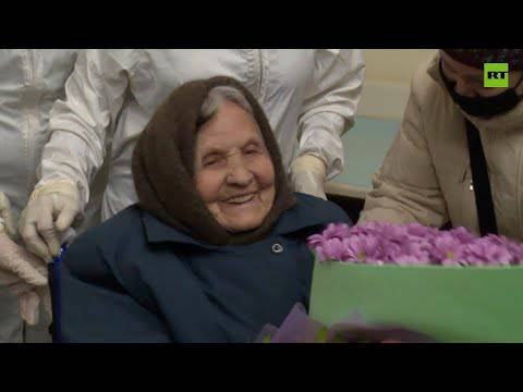 Αιωνόβια Ρωσίδα γιορτάζει τα γενέθλιά της μετά την ανάρρωσή της από COVID-19