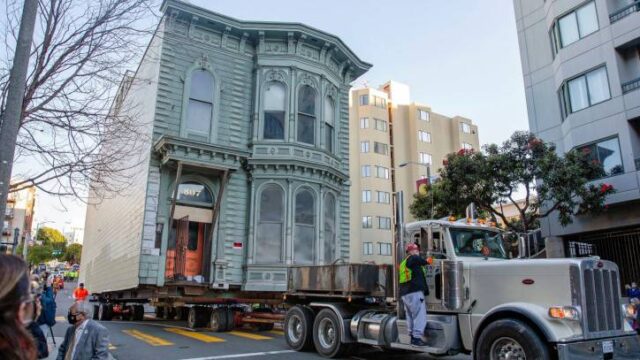 Ιστορικό σπίτι 139 ετών μεταφέρθηκε με φορτηγό σε νέα διεύθυνση, στο Σαν Φρανσίσκο