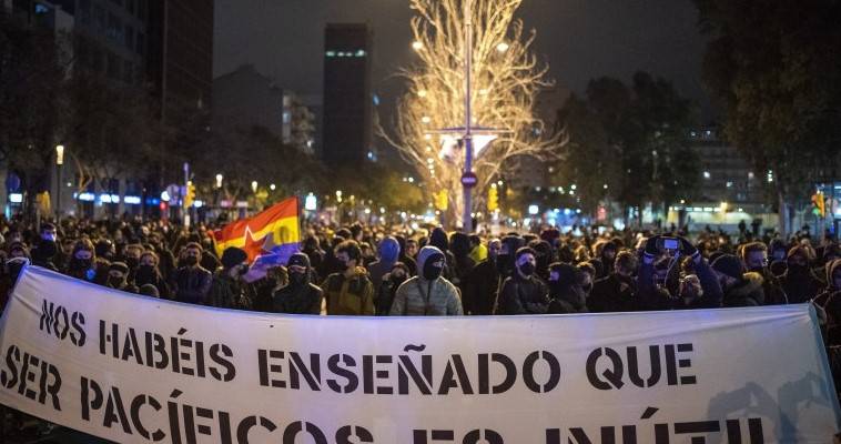 Σε ρυθμούς ραπ οι διαδηλωτές στην Ισπανία – "Πετροβολούν" μοναρχία και ποινικό κώδικα, Γιώργος Πρωτόπαπας