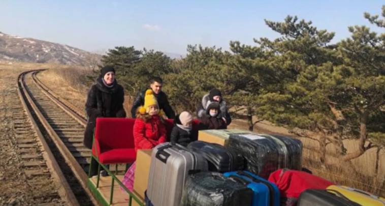 Ρώσοι διπλωμάτες εγκατέλειψαν τη Βόρεια Κορέα με βαγονέτο