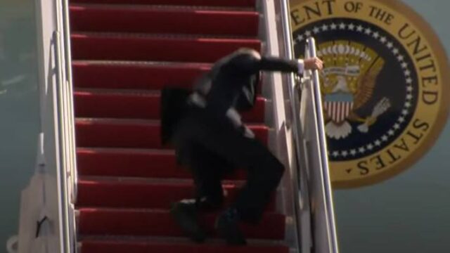 Η πτώση του Τζο Μπάιντεν στα σκαλιά του Air Force One γίνεται viral