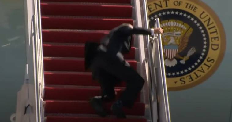 Η πτώση του Τζο Μπάιντεν στα σκαλιά του Air Force One γίνεται viral