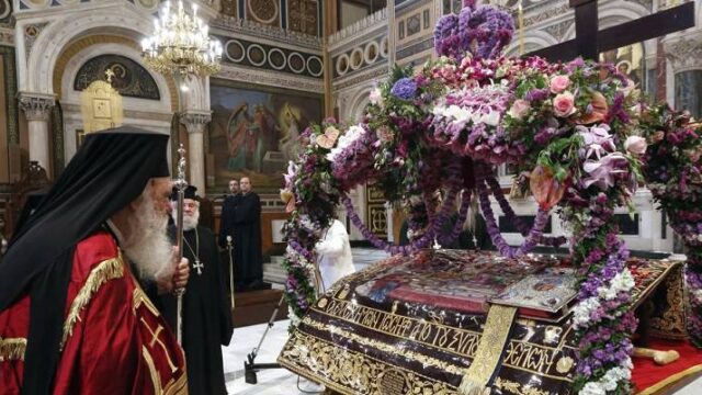 Χιλιάδες πιστοί για την περιφορά του Επιταφίου σε όλη την χώρα (video)