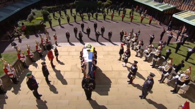 Μια σταλιά ελληνική σημαία στο φέρετρο του Φίλιππου