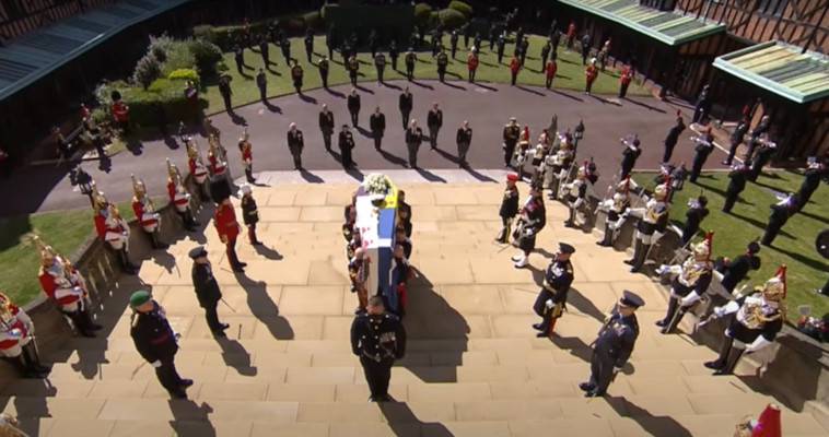 Μια σταλιά ελληνική σημαία στο φέρετρο του Φίλιππου