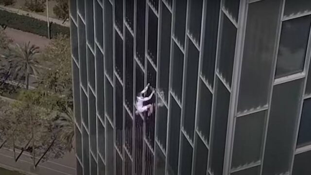 Βρετανός κάνει αναρρίχηση σε ουρανοξύστη και συλλαμβάνεται