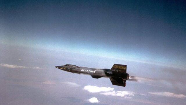 Το αεροσκάφος με ταχύτητα 7.274 χλμ. και ύψος πτήσεως 108.000 μ.