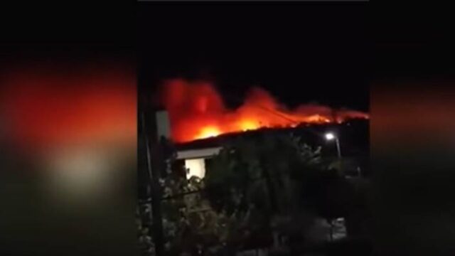 Εικόνες από την μεγάλη φωτιά στον Σχίνο Κορινθίας