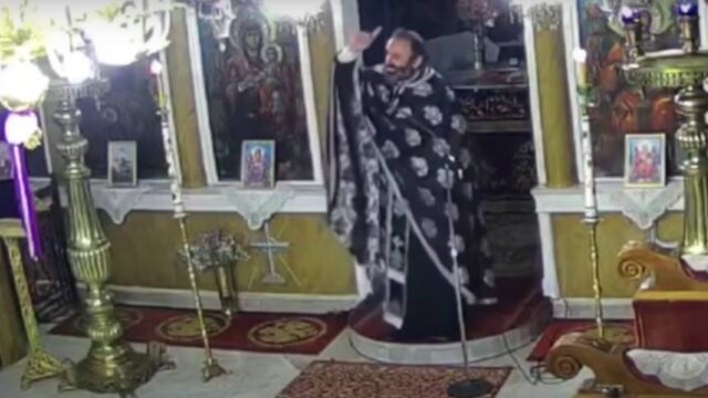 Ιερέας επαναστάτης στη Χαλκιδική κατά των εμβολιασμών και των μέτρων, έκανε τη δική του Ανάσταση