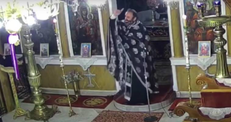 Ιερέας επαναστάτης στη Χαλκιδική κατά των εμβολιασμών και των μέτρων, έκανε τη δική του Ανάσταση