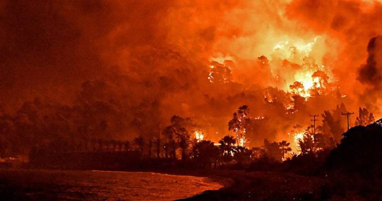Νέα εκκένωση οικισμών στην Κορινθία – Μαίνεται η φωτιά