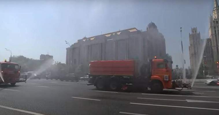 Πρωτοφανής καύσωνας στη Μόσχα – Πυροσβεστικά οχήματα ρίχνουν νερά