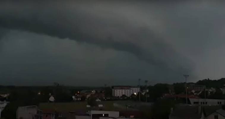 Σούπερ καταιγίδα χτυπάει την Γαλλία