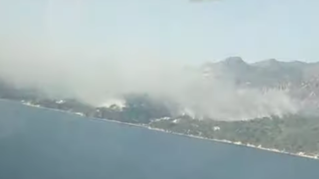 Συνεχίζεται η μάχη με τις φλόγες στην Σάμο – Βίντεο από το εσωτερικό του Μπέριεφ