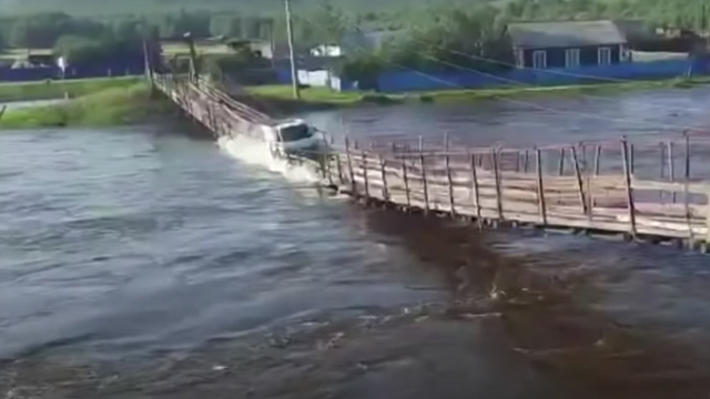 Γέφυρα ποταμού καταρρέει ενώ τη διασχίζει φορτηγό