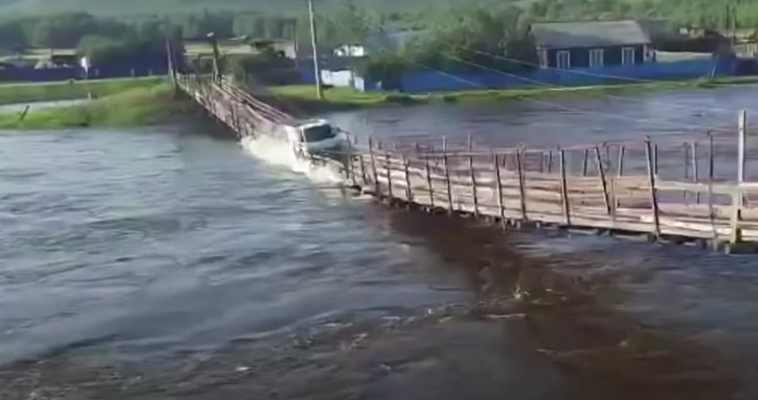 Γέφυρα ποταμού καταρρέει ενώ τη διασχίζει φορτηγό