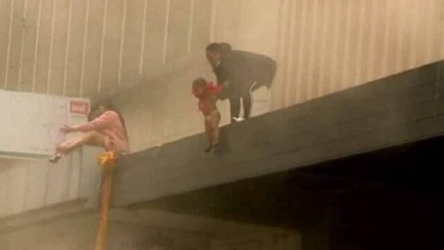Μάνα ρίχνει το παιδί της από φλεγόμενο κτίριο (video)