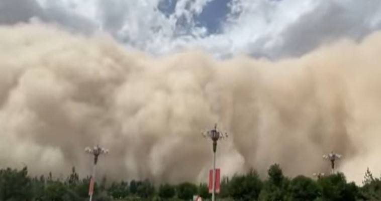 Ισχυρή αμμοθύελλα χτύπησε πόλη της Κίνας (video)