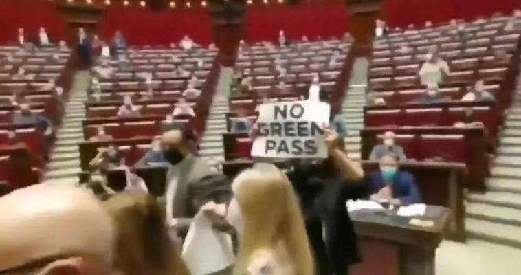 Άναψαν τα αίματα στην ιταλική Βουλή για το Green Pass (video)