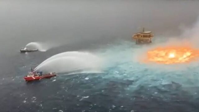 Μεξικό: Διαρροή αερίου προκαλεί τεράστια πυρκαγιά στην επιφάνεια του ωκεανού