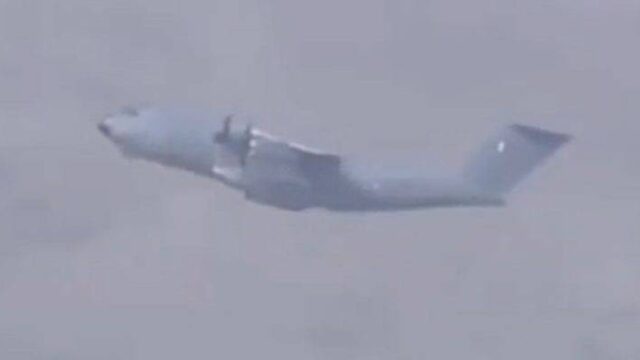 Αεροπλάνο ρίχνει "φωτοβολίδες" για να αποφύγει επίθεση στην Καμπούλ (video)