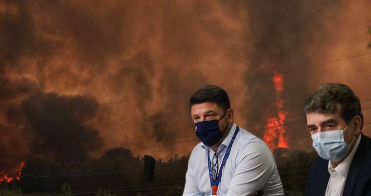 Καίει σπίτια η φωτιά στη Βαρυμπόμπη – Ενημέρωση από Χρυσοχοΐδη-Χαρδαλιά