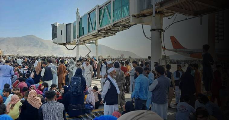 Συγκλονιστικές εικόνες από το αεροδρόμιο της Καμπούλ (video)