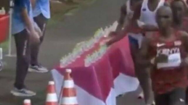 Μαραθωνοδρόμος ρίχνει επίτηδες (;) όλα τα νερά (video)