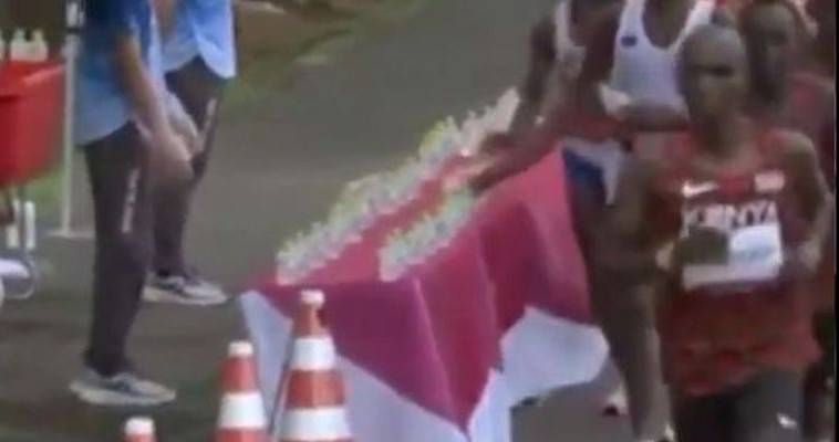 Μαραθωνοδρόμος ρίχνει επίτηδες (;) όλα τα νερά (video)