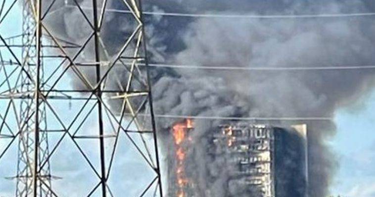 Oυρανοξύστης κάηκε σαν λαμπάδα στο Μιλάνo (video)