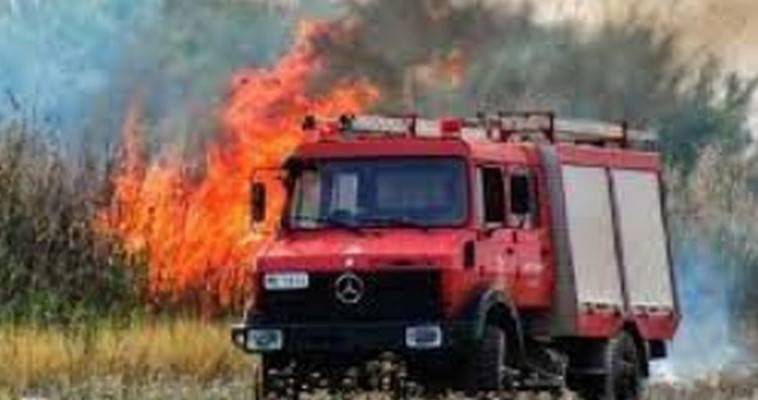 Πυροσβεστικό όχημα περνάει μέσα από πύρινο μέτωπο (video)