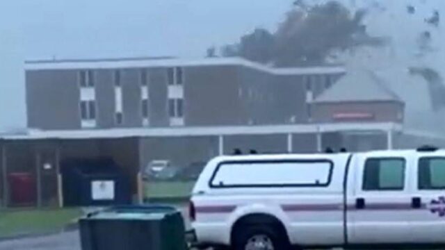 Τυφώνας ξηλώνει οροφή στις ΗΠΑ (video)