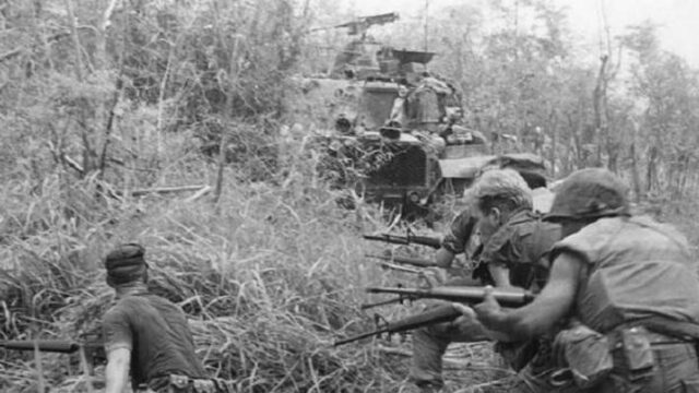 Απ Μπακ: Το μεγαλύτερο φιάσκο στον πόλεμο του Βιετνάμ, Παντελής Καρύκας