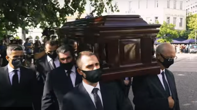 Με το "Ένα το χελιδόνι" αποχαιρέτισαν τον Μίκη Θεοδωράκη