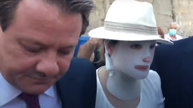 Συγκλονίζει η πρώτη εμφάνιση της Ιωάννας που δέχτηκε επίθεση με βιτριόλι