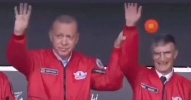 Ο Ερντογάν εμποδίζει το χαιρετισμό διπλανού του! (video)