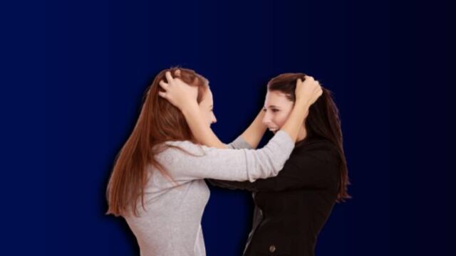 Άγριο ξύλο μεταξύ κοριτσιών στο Βόλο (video)