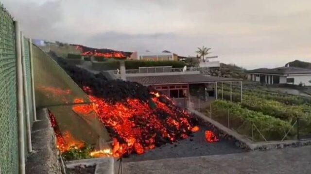 Ισπανία: Καίει σπίτια η λάβα από έκρηξη ηφαιστείου (video)