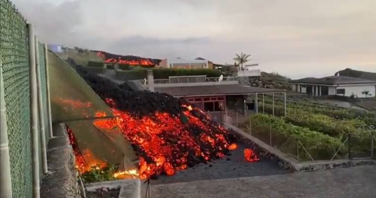 Ισπανία: Καίει σπίτια η λάβα από έκρηξη ηφαιστείου (video)