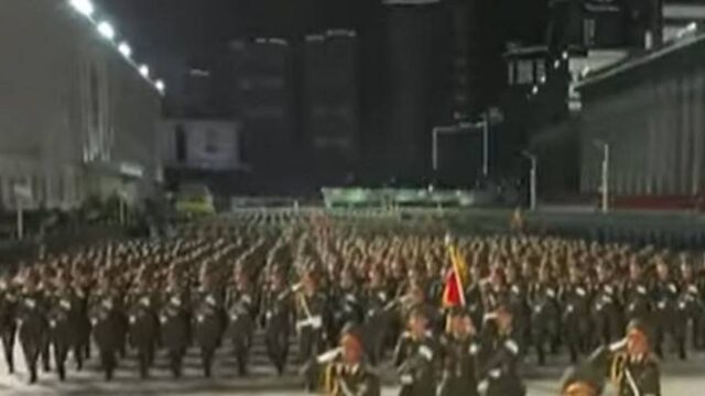 Βόρεια Κορέα: Στρατιωτική παρέλαση με στολές βιοχημικού πολέμου (video)