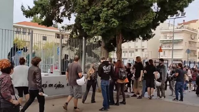 Κουκουλοφόροι επιτέθηκαν σε Λύκειο της Θεσσαλονίκης (video)