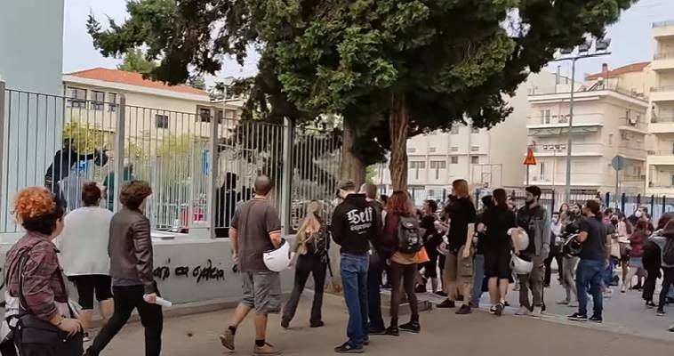 Κουκουλοφόροι επιτέθηκαν σε Λύκειο της Θεσσαλονίκης (video)