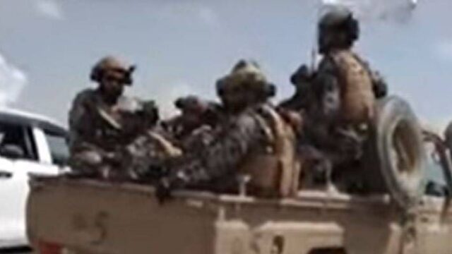 Οι Ταλιμπάν βολτάρουν με στολές Αμερικανών στρατιωτών