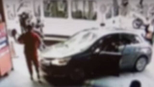 Παρκαδόρος δέρνει αστυνομικό στα Πατήσια (video)