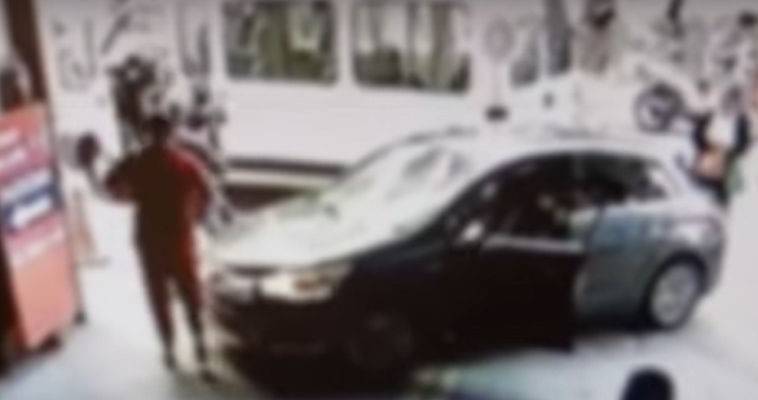 Παρκαδόρος δέρνει αστυνομικό στα Πατήσια (video)