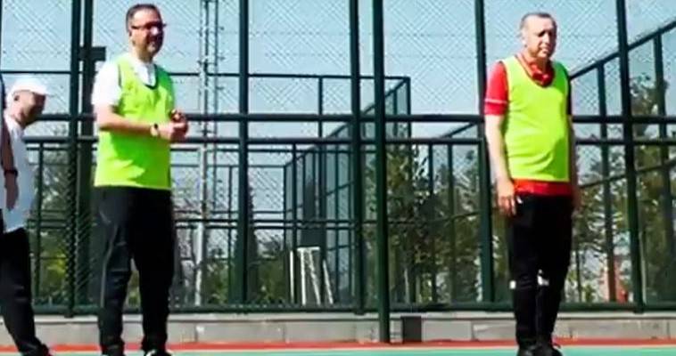 Ο Ερντογάν παίζει μπάσκετ για να δείξει ότι είναι υγιής (video)
