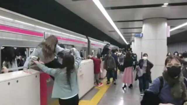 Ιαπωνία: Επίθεση με οξύ και μαχαίρι σε επιβάτες τρένου (video)