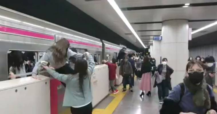 Ιαπωνία: Επίθεση με οξύ και μαχαίρι σε επιβάτες τρένου (video)